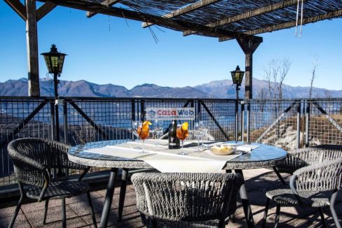 07-2 Terrazzo con vista lago