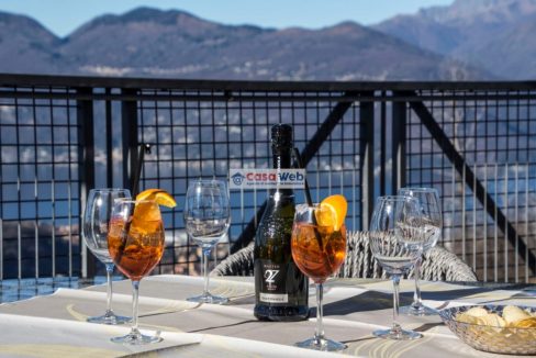 07-1 Terrazzo con vista lago