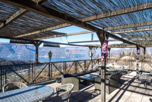 07-4 Terrazzo con vista lago